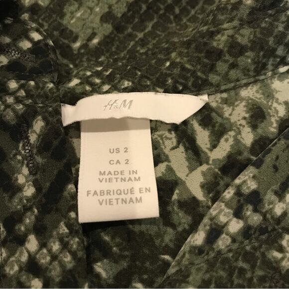 H&M green Snakeskin Button Down Blouse size 2 - Picture 5 of 6